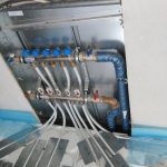 Beispiele einer Energieberatung Leitungen für Fußbodenheizung verlegt und angeschlossen